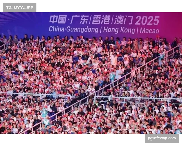 粤港澳三地运动员共点燃主火炬 象征大湾区一家亲